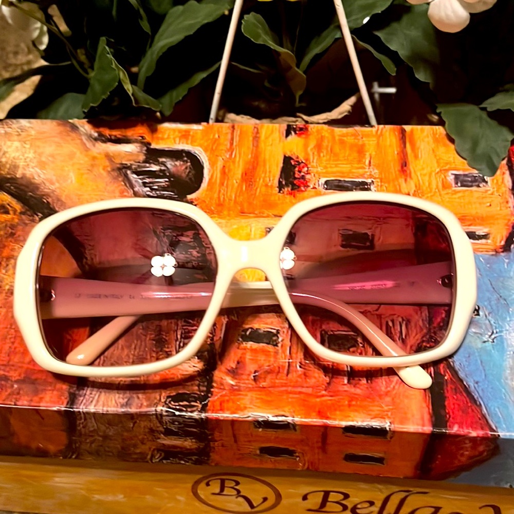 FENDI super cute sunglasses in Cream.